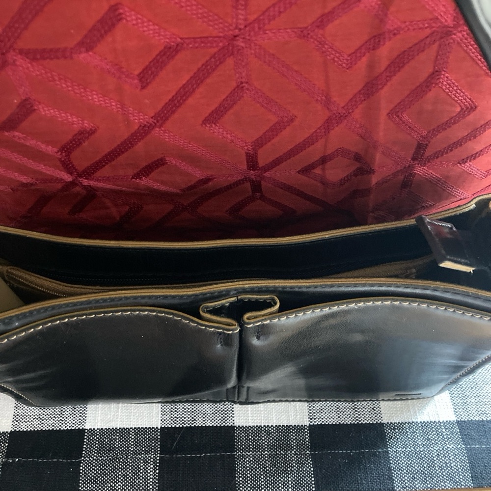 EUC Mondani black leather shoulder bag. Cute stylish bag - Picture 8 of 8